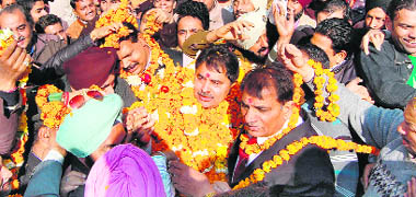 Congress candidate from Amritsar (Central) Om Parkash Soni  along with party leaders and supporters proceed to file nomination papers in Amritsar on Thursday. 