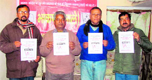 Senior leaders of CPI(ML) releasing the party manifesto for the forthcoming Assembly elections in Haldwani on Thursday