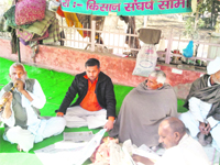 Agitating Gorakhpur farmers after rejecting the land rates offered by the government at Fatehabad on Thursday.