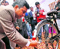 SS Kapur, Police Commissioner, Faridabad, affixes a reflective tape on a bicycle in Faridabad