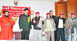 Maj Gen VK Yadav with INA freedom fighters and close associates of Subhas Chander Bose who were honoured at Vivekananda Kendra, Kangra