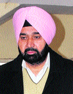 Congress candidate Malkit Singh Birmi campaigns with a fractured leg in Ludhiana.
