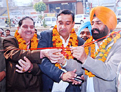 The election office of Cong rebel Harmesh Roshi (in the middle) being inaugurated by Tehal Singh Sandhu, secretary, PPCC and Dr Satpal Bhateja in Bathinda on Saturday.