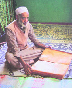Reading from a large format holy Koran inside the mazar of Sayyid Ali Hamdong. Harar, 2008