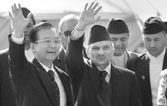 Chinese Premier Wen Jiabao (L) with Nepalese Prime Minister Babu Ram Bhattarai in Kathmandu