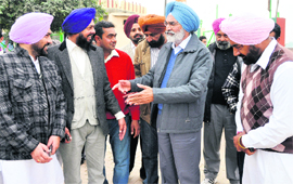 SADs Guru with his supporters. 