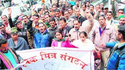 Members of the Krishak Mitras Sangathan raise slogans in Mandi 