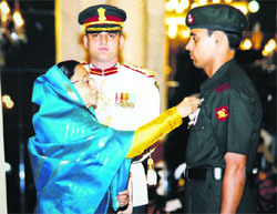 President Pratibha Patil honours Naik Rajinder Singh of Fatehabad with the Kirti Chakra in Delhi. 