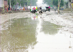 An uncarpeted stretch of the Rahon Road, which is a source of headache for residents.