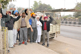 Members of the Unemployed Linemen Union Punjab after ending their dharna outside the Mini-secretariat in Bathinda on Tuesday