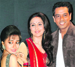 (L-R) Tina Dutta, Juhi Babbar with husband, Anup Soni 