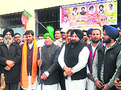 INLD chief Om Prakash Chautala with SAD leaders in Dera Bassi on Wednesday