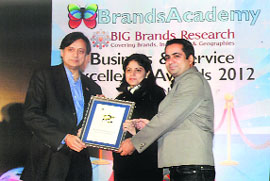 Former minister Shashi Tharoor presents award to Heman Arora, manager of Parikarma Events