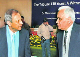 Former Indian Ambassador to the US Ronen Sen (L) discusses a point with Lt Gen (retd) SS Mehta.