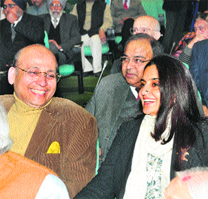 Congress spokesman Abhishek Manu Singhvi (L) and Haryana Excise and Taxation Minister Kiran Chaudhary (R) share a laugh.