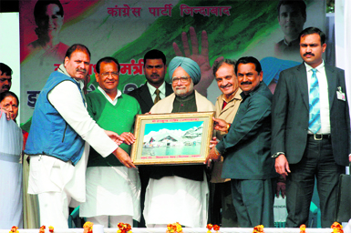 Local Congress leaders present a photograph of Hemkunt Sahib to Prime Minister Manmohan Singh during an election rally at Rudrpur on Friday.