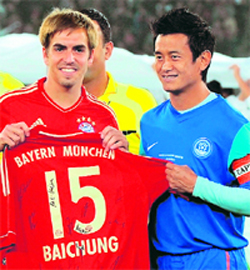 Baichung Bhutia with Bayern captain Philip Lahm (L)