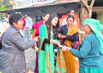 The daughter of former Chief Minister and BJP candidate from Doiwala Ramesh Pokhriyal Nishank seeks votes in his favour near Dehradun on Saturday