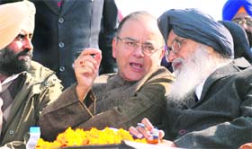 BJP leader Arun Jaitley and CM Parkash Singh Badal at a rally in Jalandhar