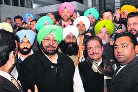 Capt Amarinder Singh welcomes NRIs in Chandigarh on Saturday