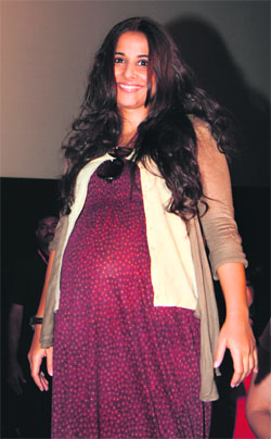 As Vidya Bagchi in Kahaani, Vidya Balan plays an NRI, who comes to India in search of her husband
