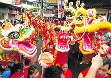 Chinese wait for their turn to perform a dragon dance on the eve of the Chinese New Year celebrations at Manilas Chinatown district in the Philippines on Sunday