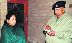 Rani Bala narrates the incident to a police official at her house in Sector 6 of Panchkula on Sunday evening. Tribune Photo: Nitin Mittal