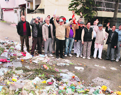 Residents of Karan Nagar express their resentment. 