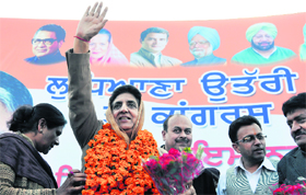 Congress leader Rajinder Kaur Bhattal campaigns for Congress candidate Rakesh Pandey in Ludhiana on Sunday.