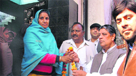 Congress candidate Rakesh Pandey (extreme right) campaigns in Ludhiana.