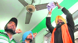 SAD rebel Satbir Singh Khatra, contesting election as an Independent from Patiala (Rural), cleans a ceiling fan during his door-to-door campaigning.