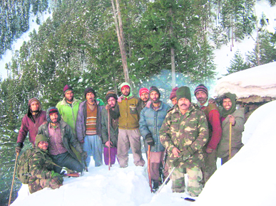 A team of Army men makes its way through thick snow to reach the 11 trapped workers in the upper reaches of Doda. 