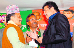 Bollywood actor Shatrughan Sinha with Chief Minister BC Khanduri at an election rally in Dehradun on Tuesday.