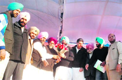 PPCC president Captain Amarinder Singh being felicitated at an election rally in favour of Malkiat Singh in the Gill constituency of Dehlon near Ludhiana