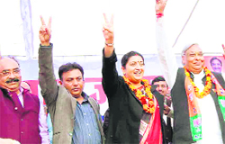 BJP leader Smriti Irani with party candidate Suresh Jain at an election rally in Haridwar