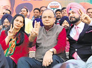 Arun Jaitley (centre), Navjot Singh Sidhu (right) and Dr Navjot Kaur, BJP candidate from Amritsar (East), at a rally