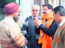 Sunil Datti, the Congress candidate from Amritsar (East) constituency, during a door-to-door campaign on Friday. 
