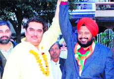 Actor Raza Murad campaigns for Congress candidate Gurmail Singh Pehalwan in Ludhiana East, Sector 39, Chandigarh Road, on Friday.  