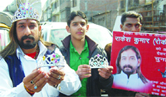 Rakesh Kumar Mahajan, an independent candidate from Amritsar Central, both wears and holds a crown (his poll symbol) during canvassing