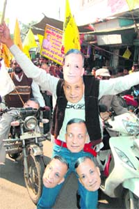A man campaigns for Ambrish Kumar, Independent candidate from the Ranipur-BHEL seat, in Haridwar on Saturday