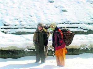Women near the frozen River Drass