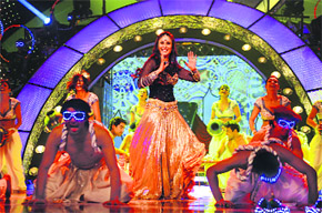 Sizzling show: Kareena Kapoor performs at the awards night