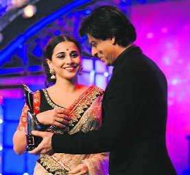 Vidya Balan receives an award from Shah Rukh Khan
