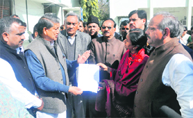 A Congress delegation, led by Union minister Harish Rawat and party MP Vijay Bahuguna, submits a memorandum with regard to a complaint against the ruling BJP to Chief Electoral Officer Radha Raturi in Dehradun.