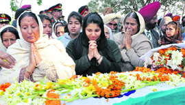 Family members (with folded hands) pay homage to Lt-Gen RS Dayal before he was cremated at the Sector-25 cremation ground in Chandigarh on Monday.