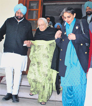 PPCC chief Capt Amarinder Singh along with his mother Rajmata Mohinder Kaur and daughter Jai Inder Kaur on way to cast their votes