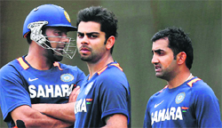 Praveen Kumar (L), Virat Kohli (C) and Gautam Gambhir in conversation in Sydney