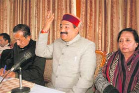 Bhrashtachar Mukti Morcha convener Maheshwar Singh addresses mediapersons in Shimla on Wednesday