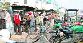 People eat at unhygienic eateries near Mahan Singh Gate in Amritsar