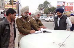 Cops issue challan for traffic violation near the bus stand in Bathinda